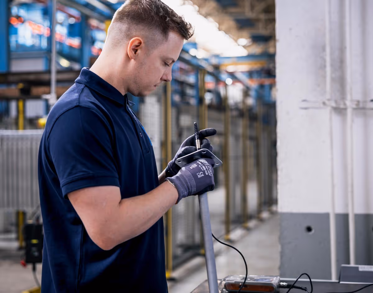 Zertifizierungen wie ISO 9001 und ISO 50001 schaffen Vertrauen. Dokumentierte Prozesse und transparente Prüfungen geben Kunden die Sicherheit, die sie erwarten.