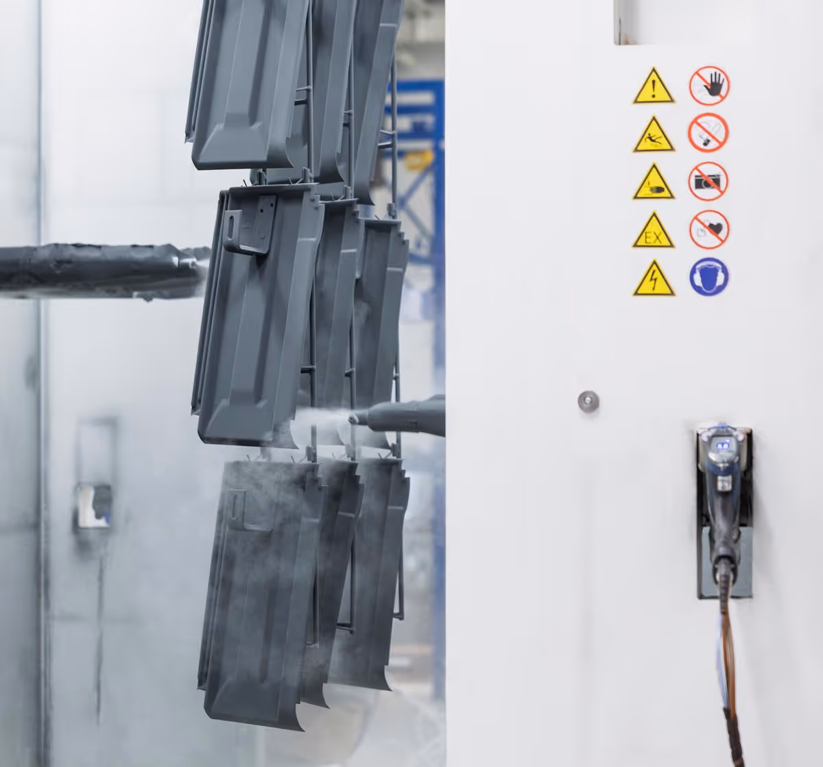 Das Pulver haftet durch elektrostatische Aufladung gleichmäßig am Werkstück. So entsteht eine glatte, porenfreie Oberfläche ohne Tropfen oder Läufer.