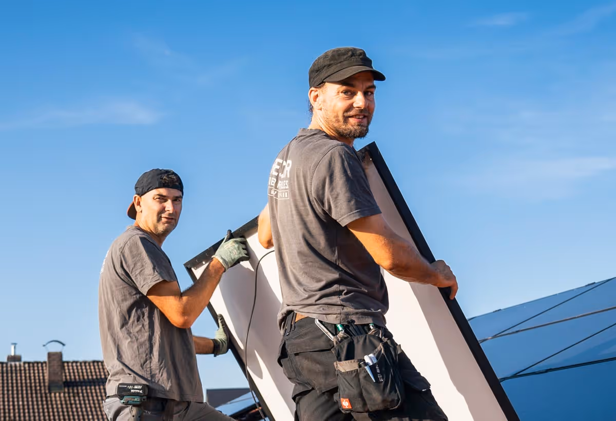 Derzeit zeigt sich auf vielen Dächern, was Weiterentwicklung in der Praxis bedeutet: Unsere Systeme werden in engem Austausch mit Fachfirmen kontinuierlich optimiert und konsequent an die neuesten Anforderungen sowie Regularien angepasst.