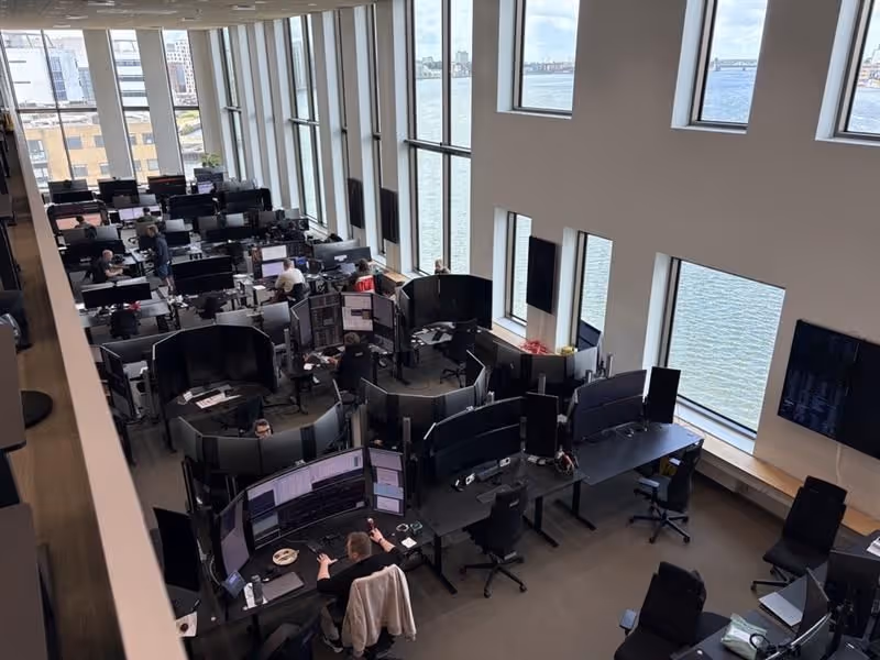A large room filled with lots of computer desks.