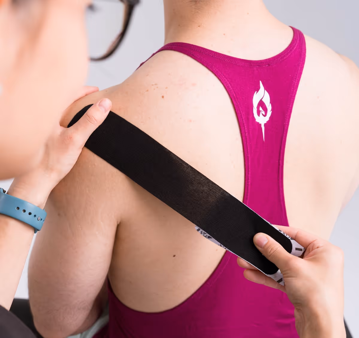 Kinesio-taping shoulder for pain relief