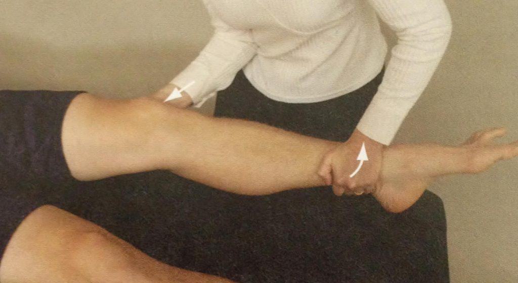 valgus-stress-test-of-medial-knee-1024x560