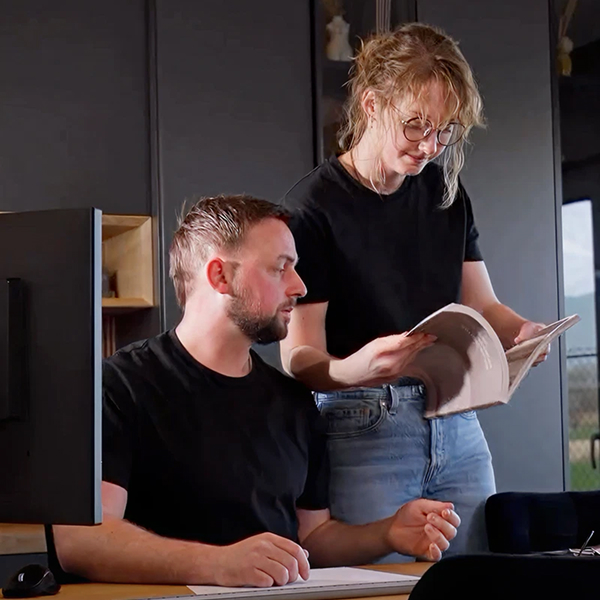 Floriane et Renaud de PENATE collaborant sur des plans dans leur bureau.