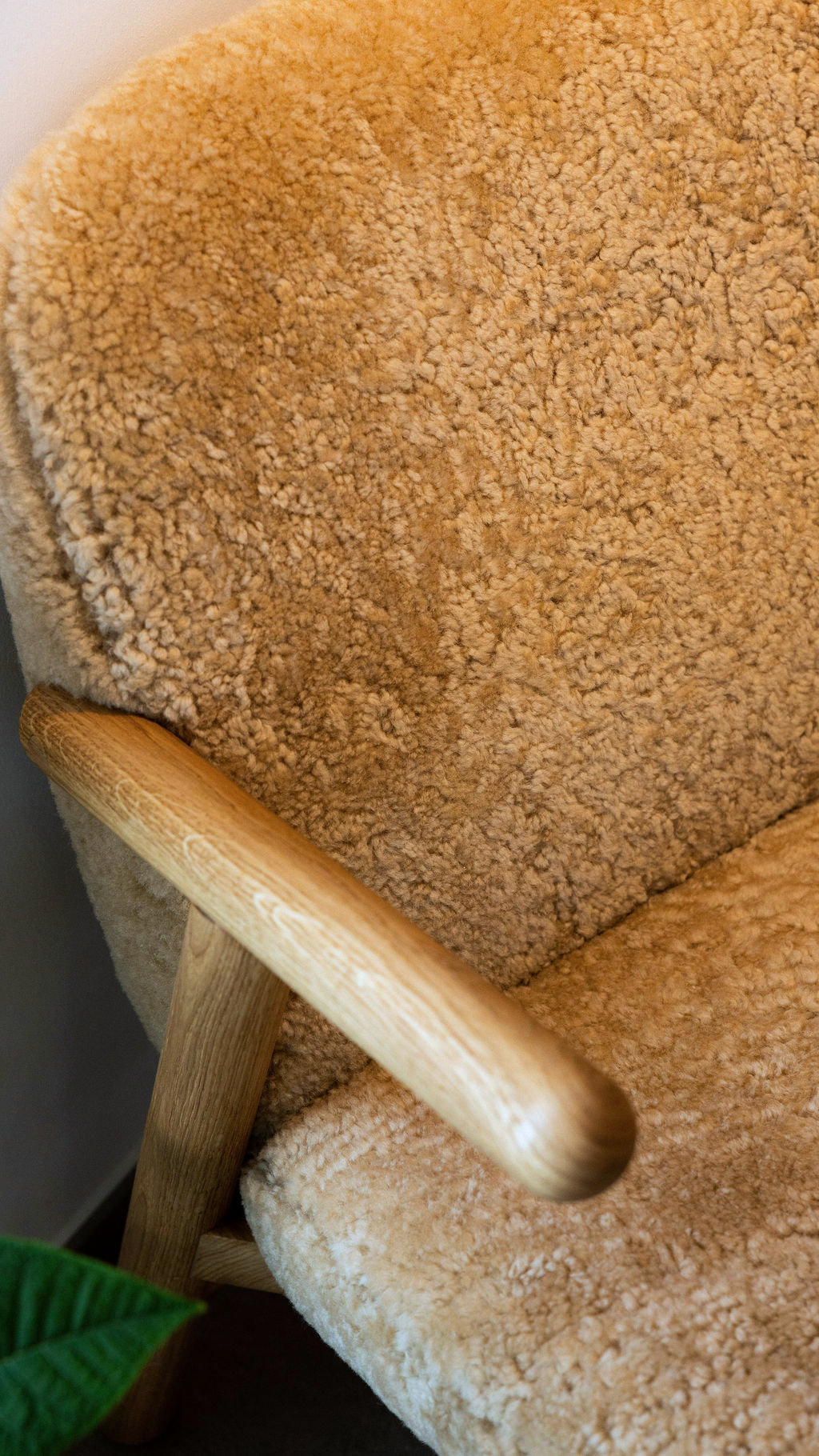 Vue d'ensemble de l'atelier de menuiserie PENATE avec les machines et le stock de bois.