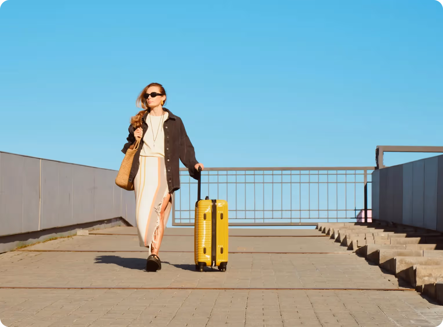 une femme portant des lunettes de soleil tire une valise et s'apprête à partir en vacances