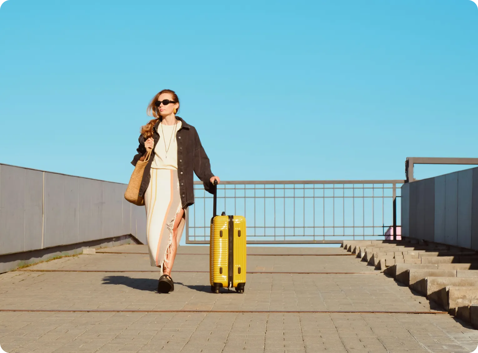 une femme portant des lunettes de soleil tire une valise et s'apprête à partir en vacances
