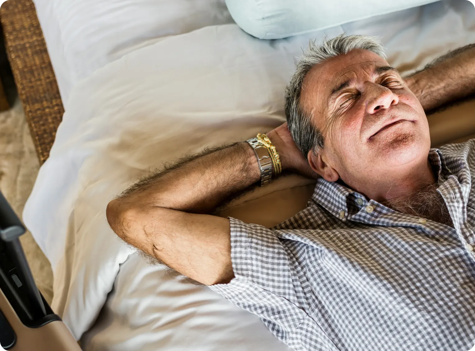 un homme est couché sur son lit d'hôtel