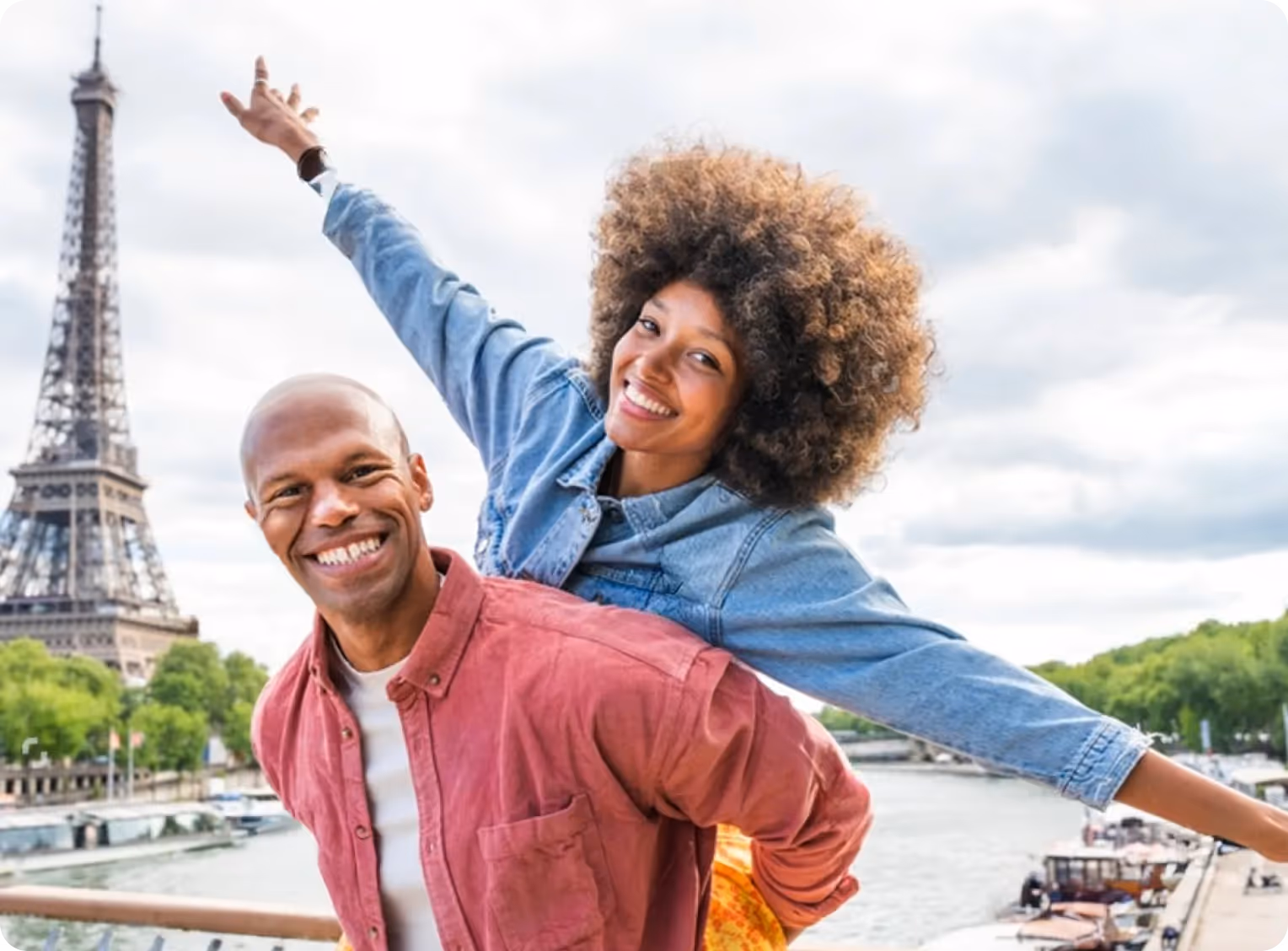 Un homme et une femme de face qui ont un grand sourire