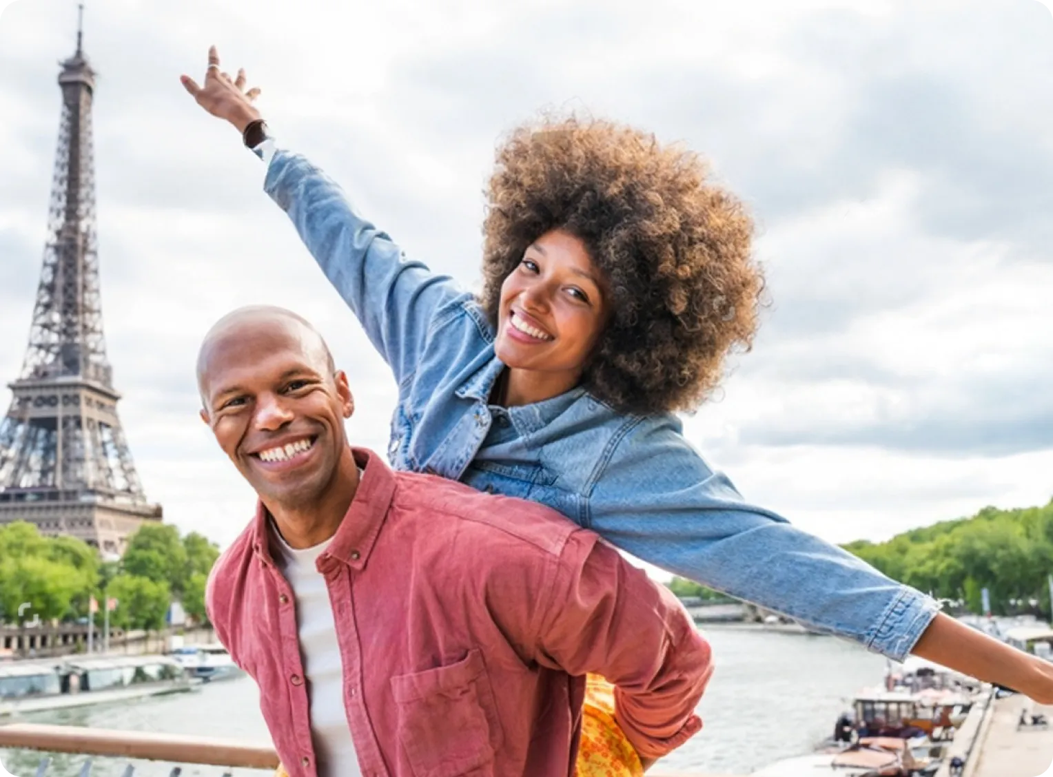 Un homme et une femme de face qui ont un grand sourire