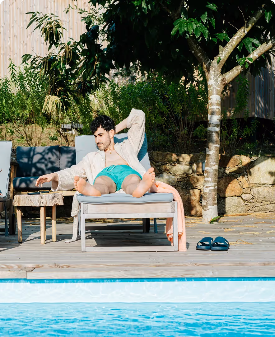 une homme et une femme prennent le soleil au bord d'une piscine