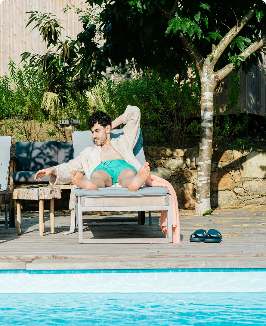 une homme et une femme prennent le soleil au bord d'une piscine