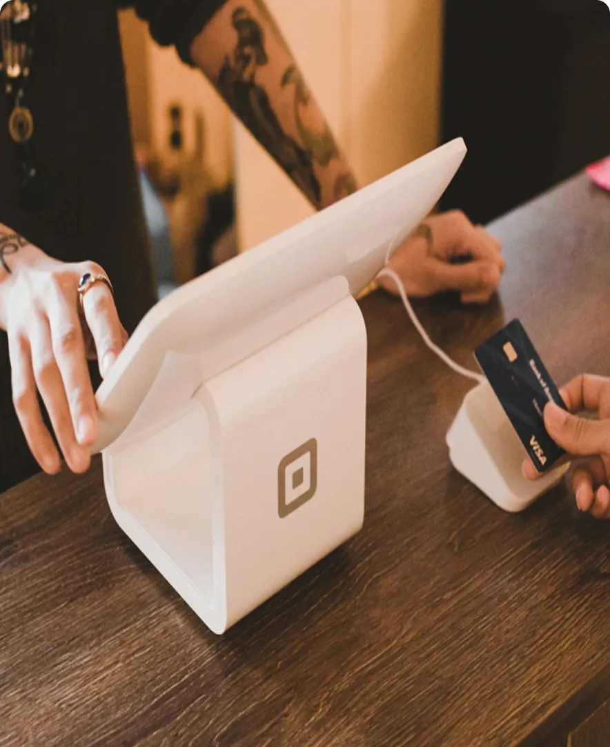 personne payant avec sa carte