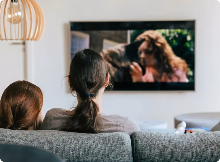 une femme et sa fille regardent la tv