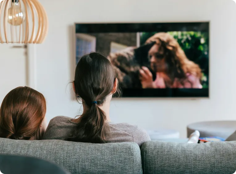 une femme et sa fille regardent la tv