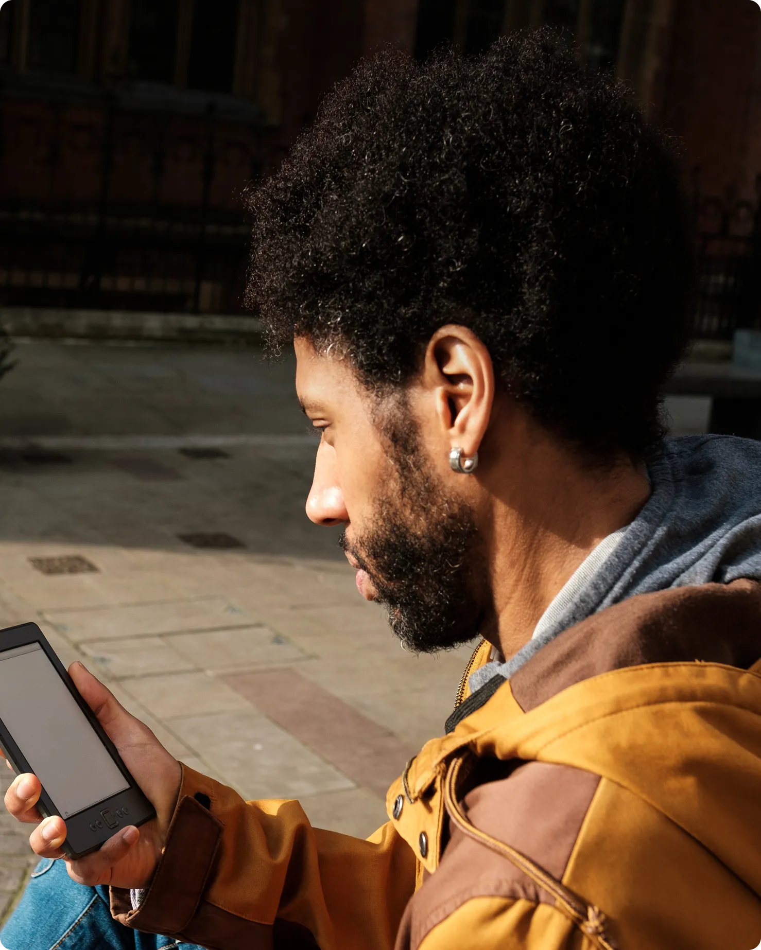 homme en train de lire sur une tablette
