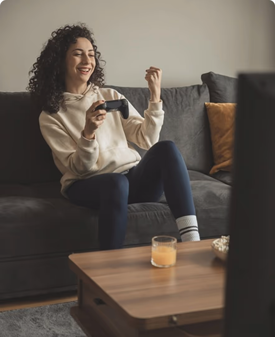 femme jouant à la console