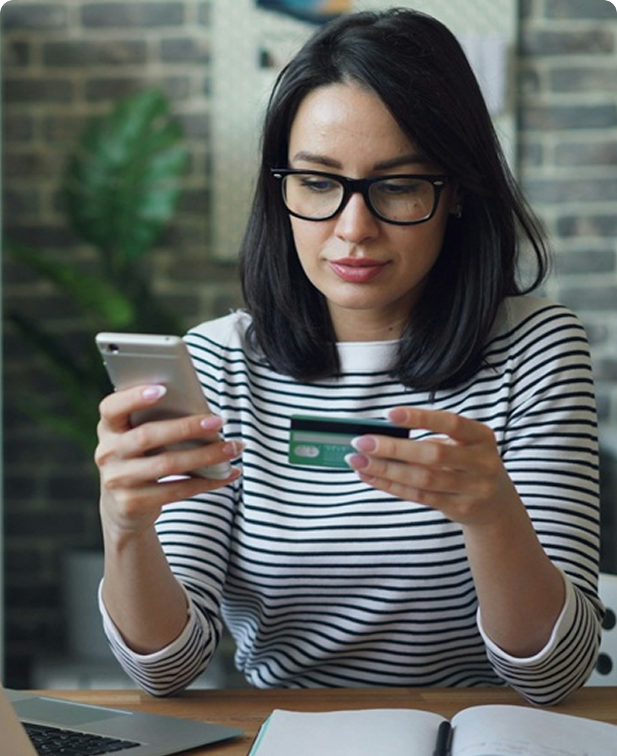 Femme faisant un paiement en lgne