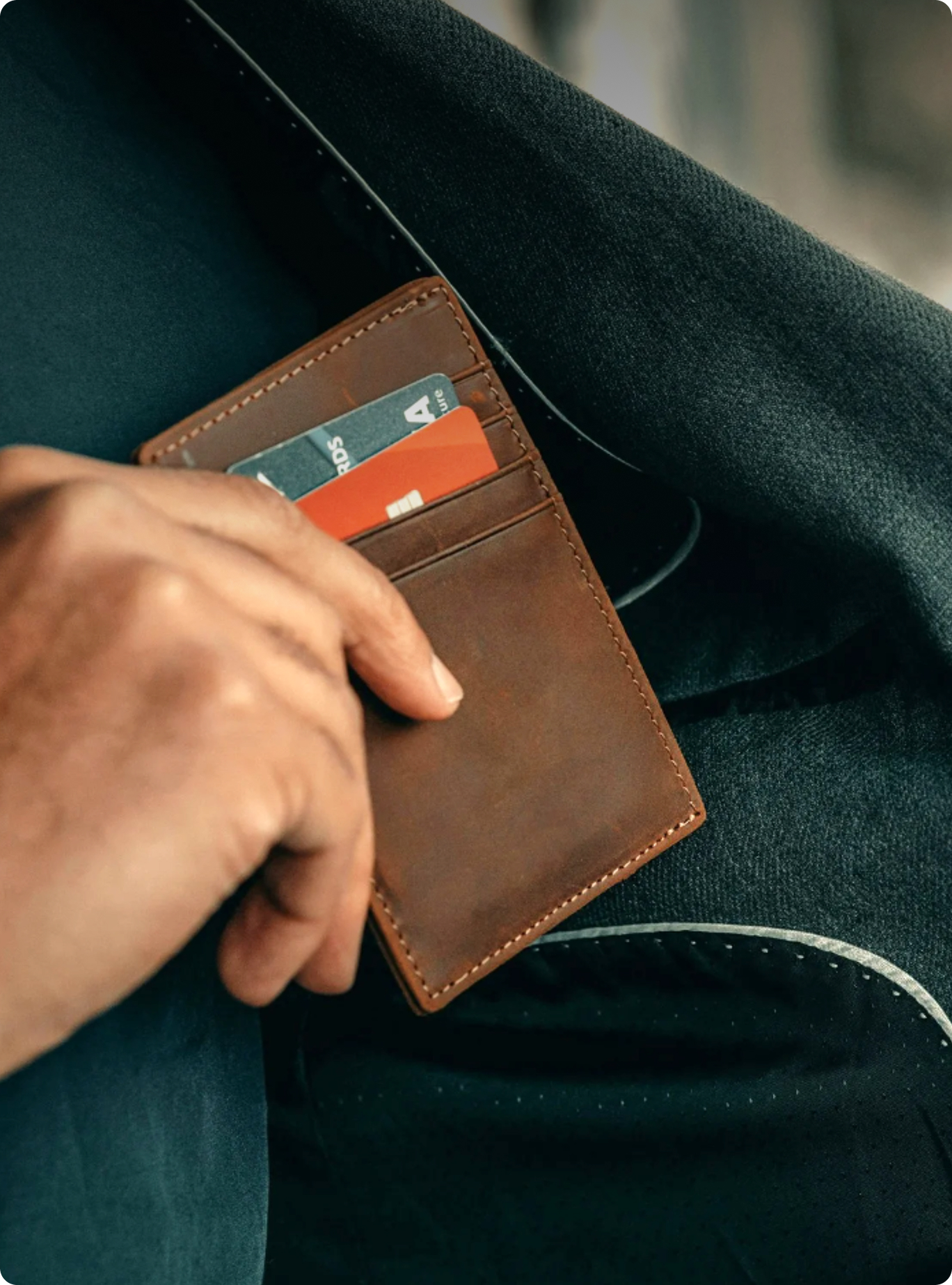 Personne mettant un porte carte dans sa poche