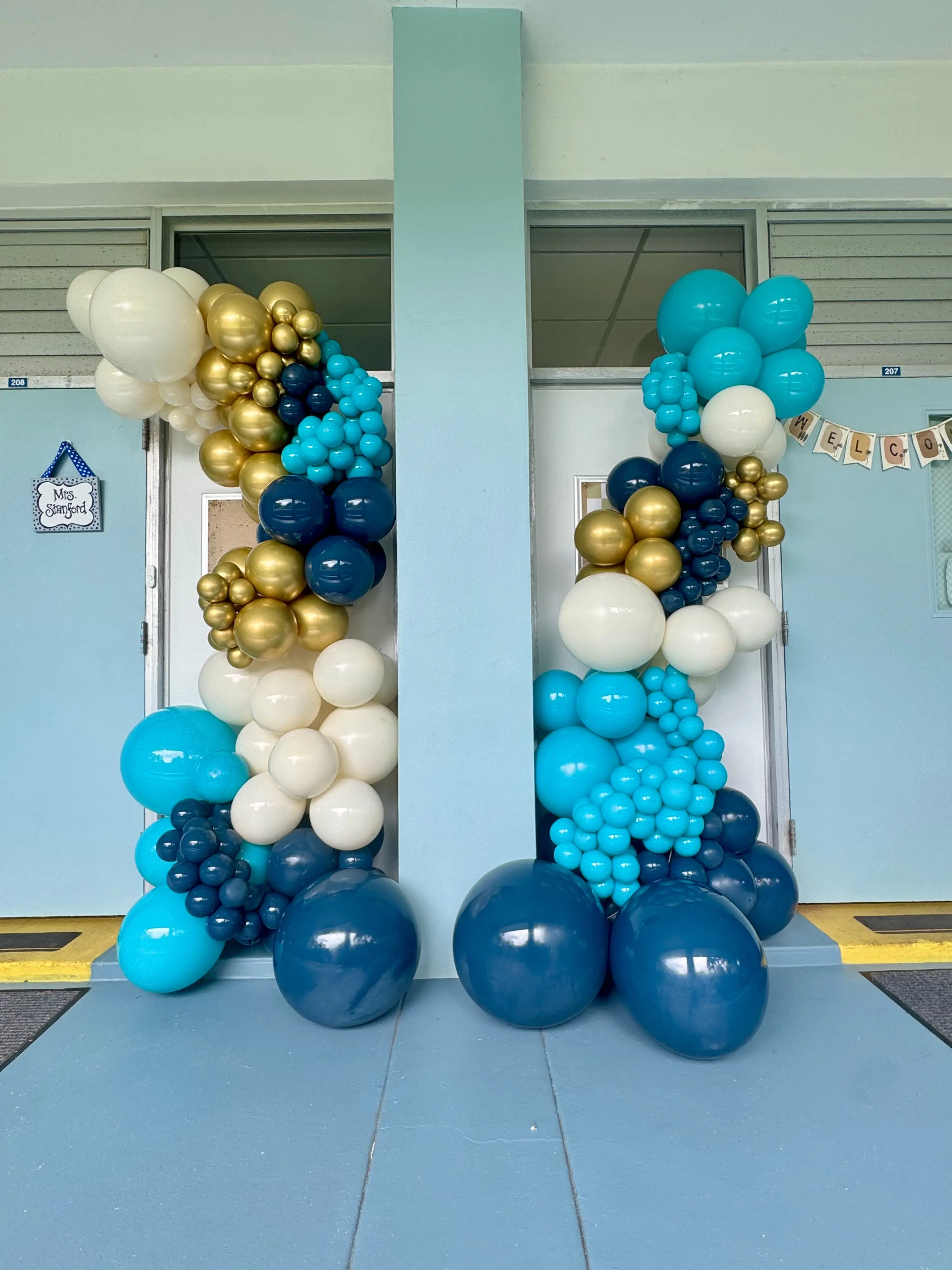 Modern, bold blue balloon creation