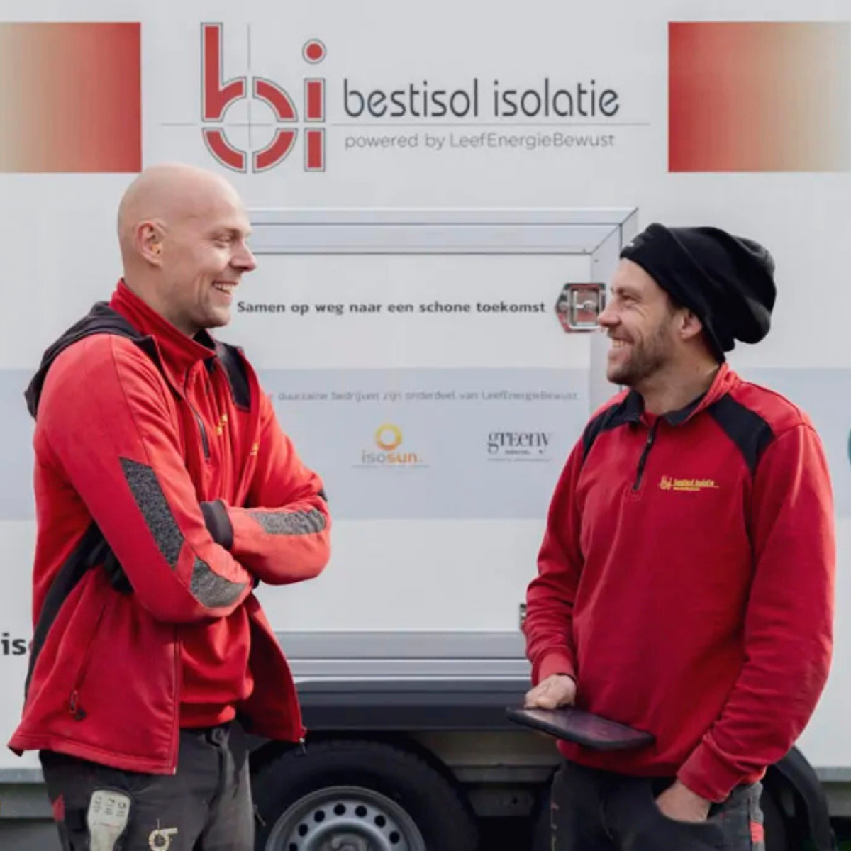 Een afbeelding van twee isolatie monteurs