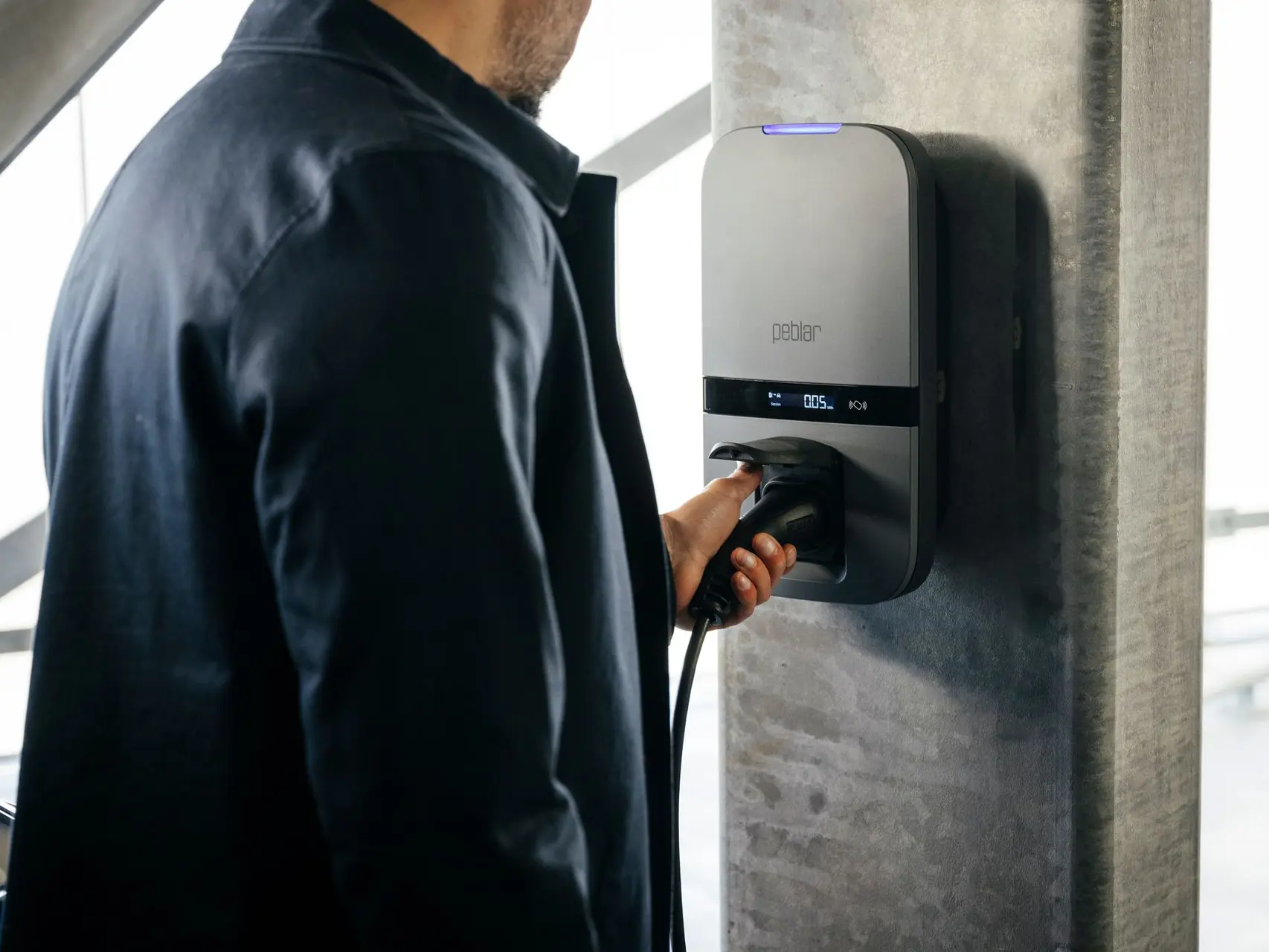 Installateurs op het dak van een huis die zonnepanelen installeren