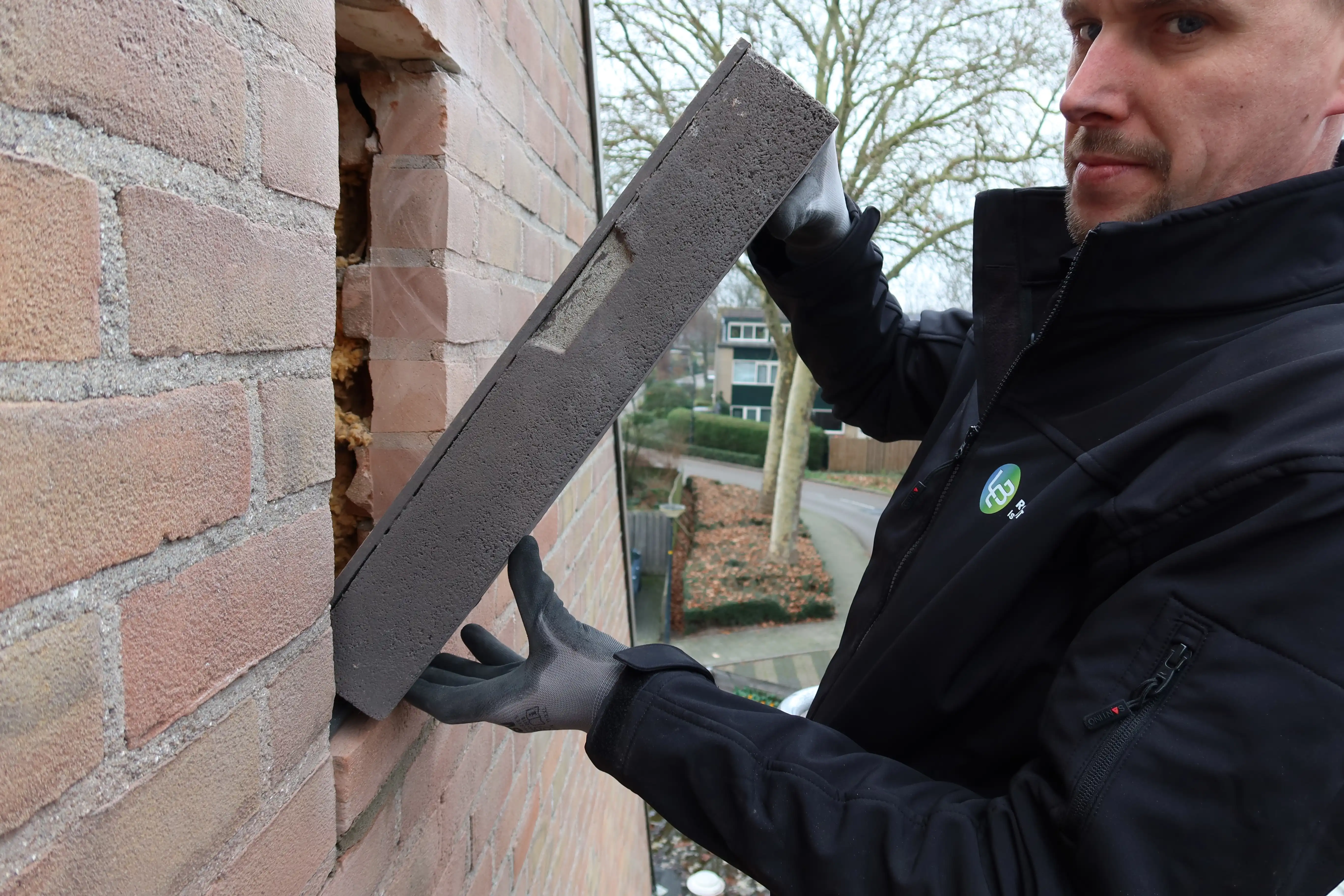Installateurs op het dak van een huis die zonnepanelen installeren