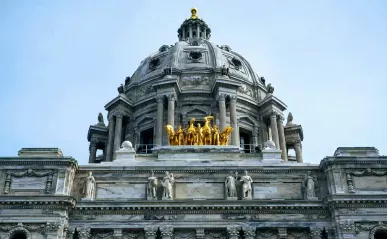 gold statue of horses on the roof of the Minnesota capitol