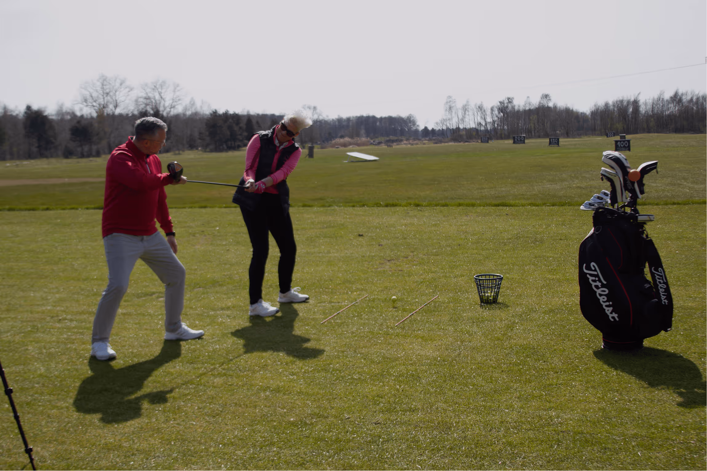 Matthias Berger unterstütze eine Kundin beim Abschlag.