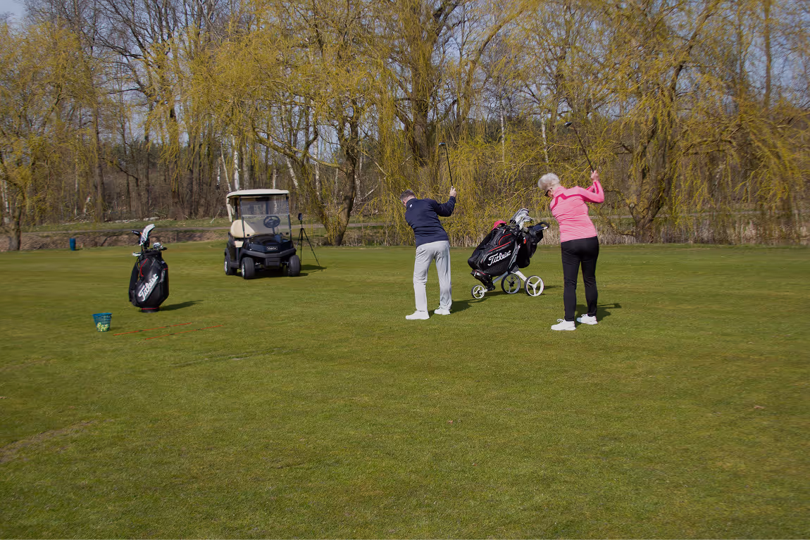 Matthias Demonstriert einen guten Aufschlag.