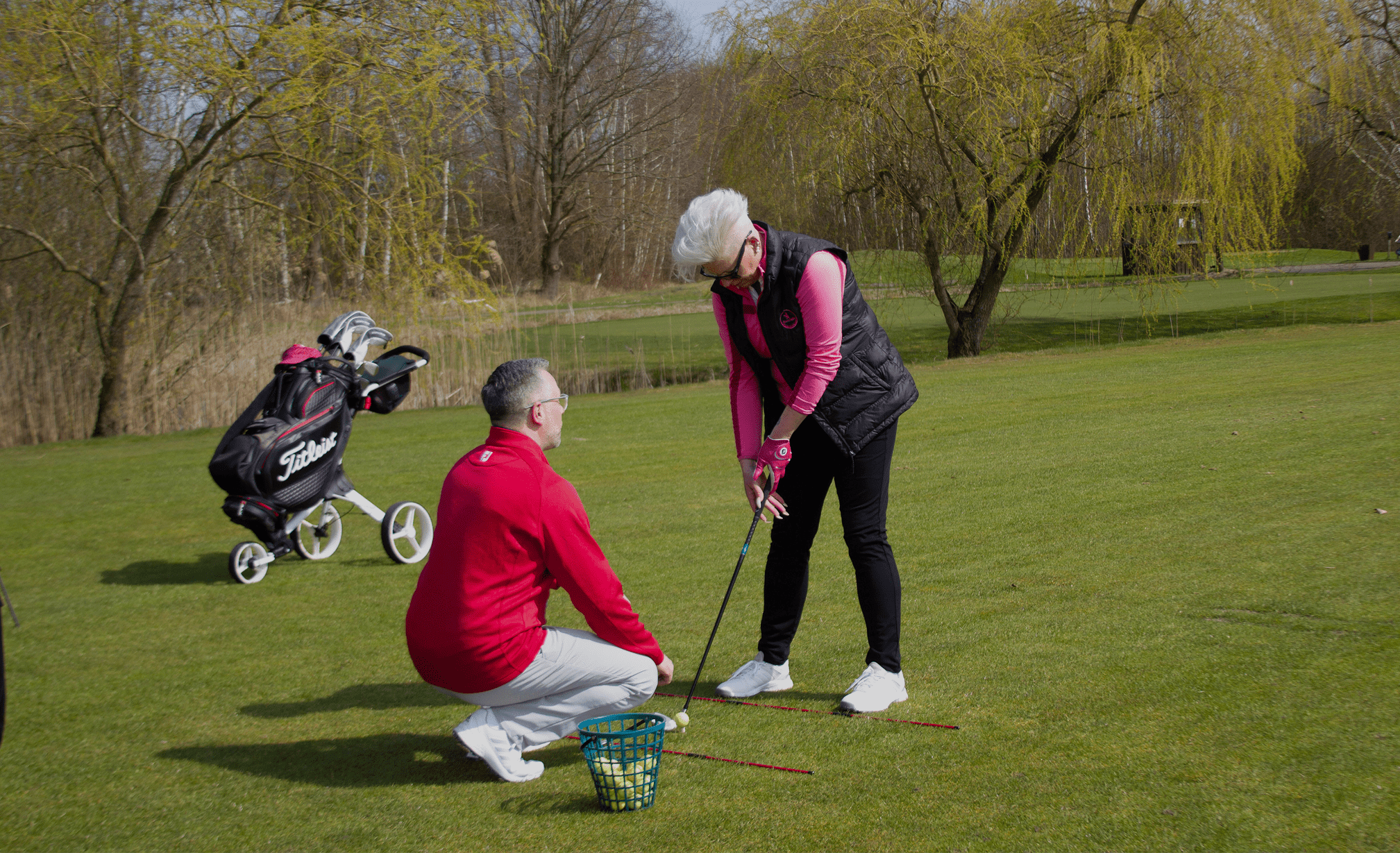 Kundin beim Üben vom Putting.