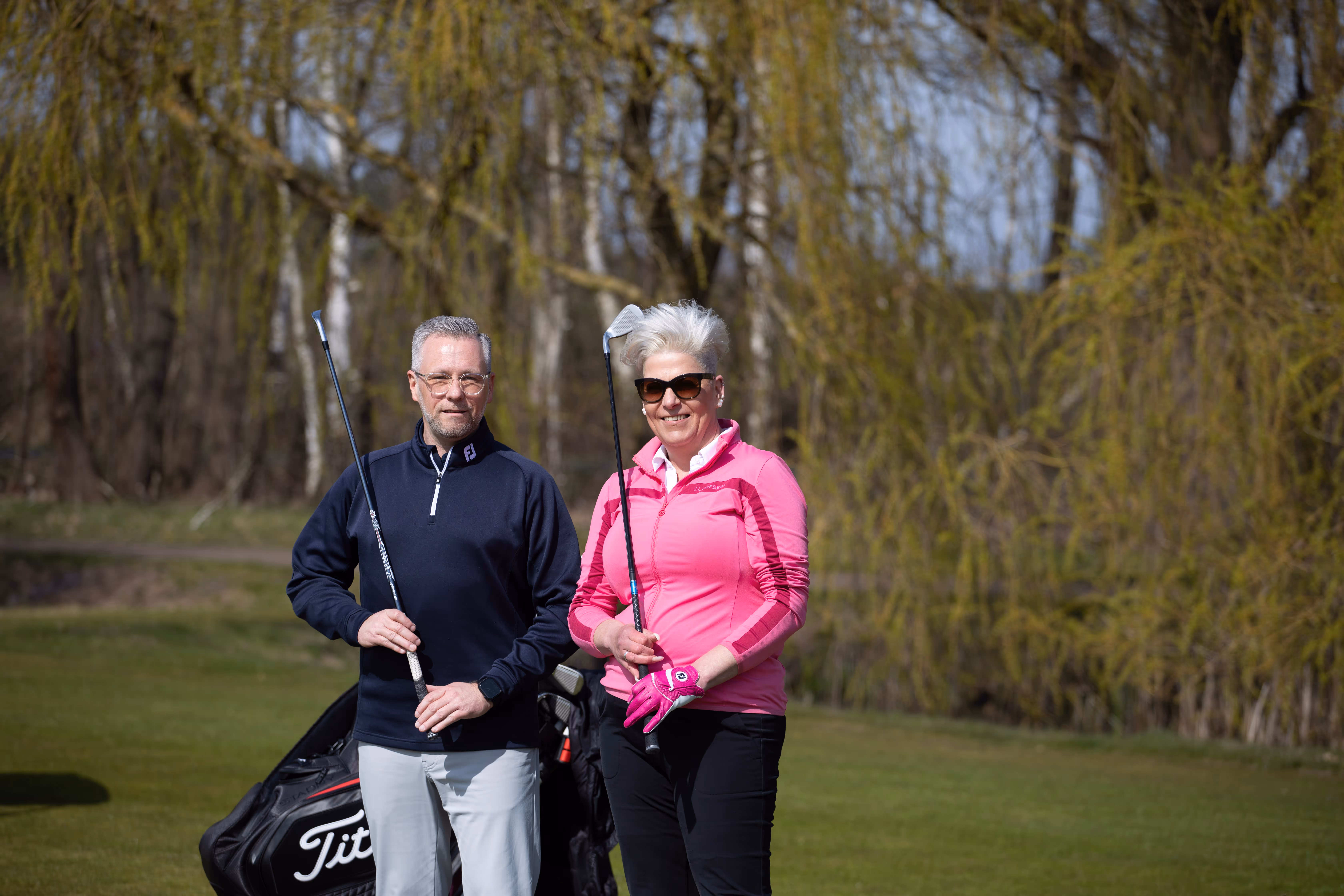 Kundin beim Üben vom Putting.