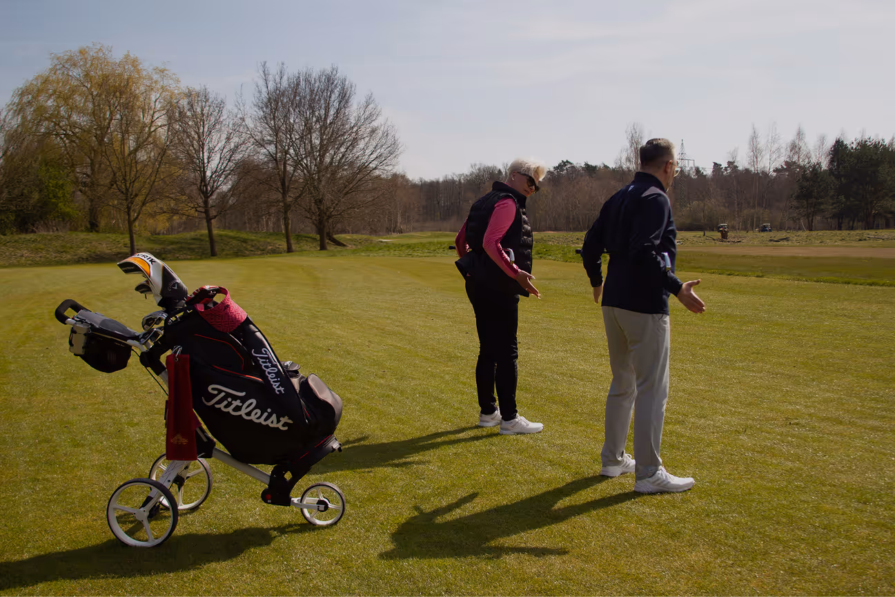 Kundin beim Üben vom Putting.
