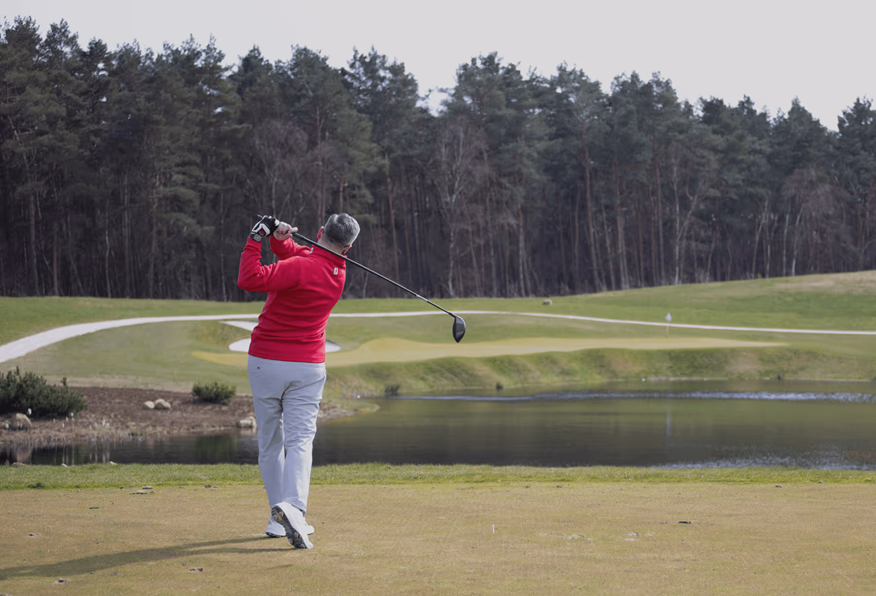 Kundin beim Üben vom Putting.