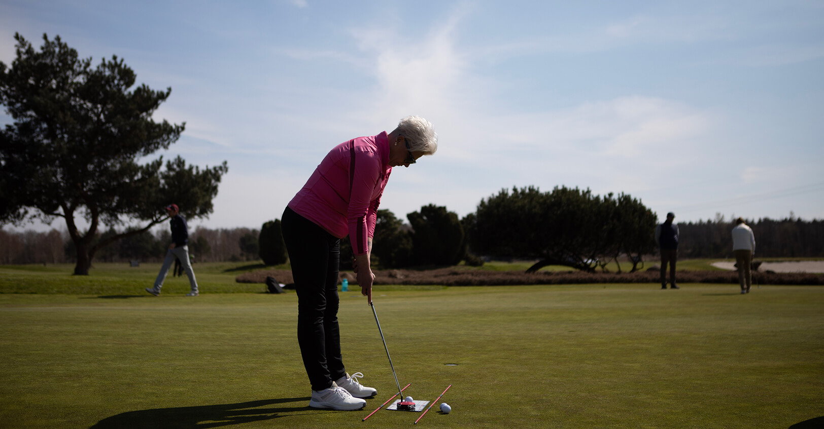 Kundin beim Üben vom Putting.