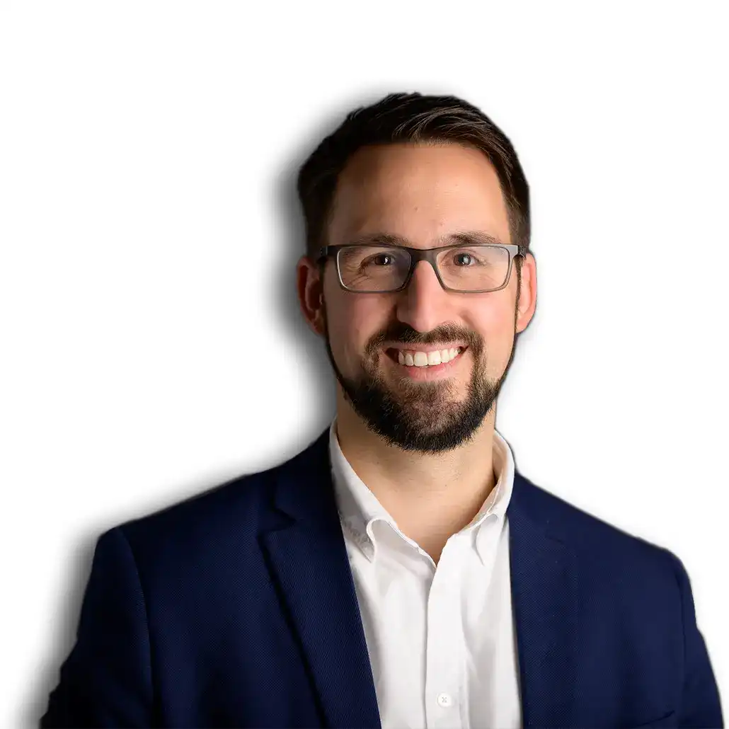 Foto von Raoul-Arthur Billan, Geschäftsführer von Arthur Real – professionelle Portraitfotografie vor hellem Hintergrund