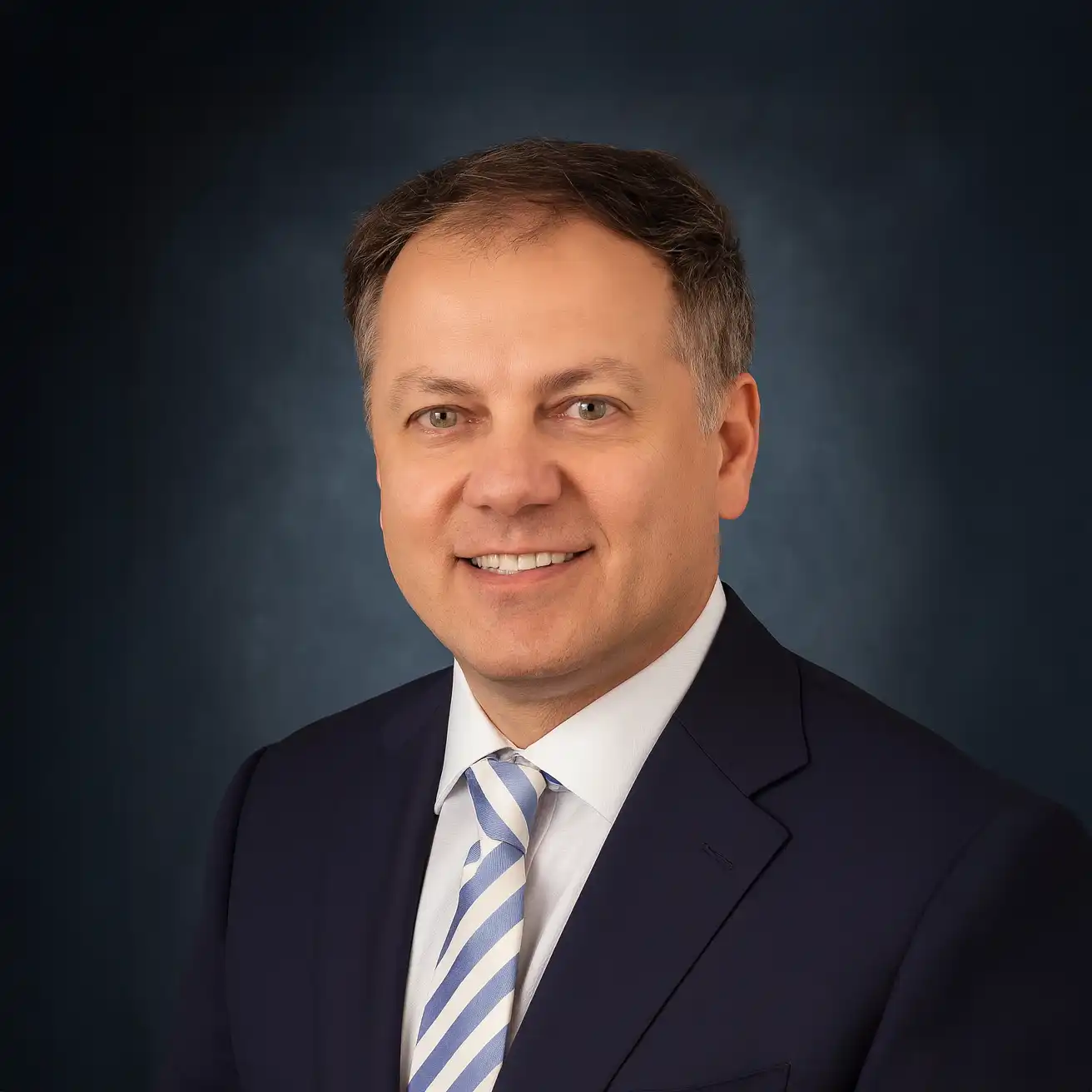 Foto von Benesch, Geschäftsführer von Swan Court Invest – klassische Business-Portraitfotografie vor dunklem Hintergrund