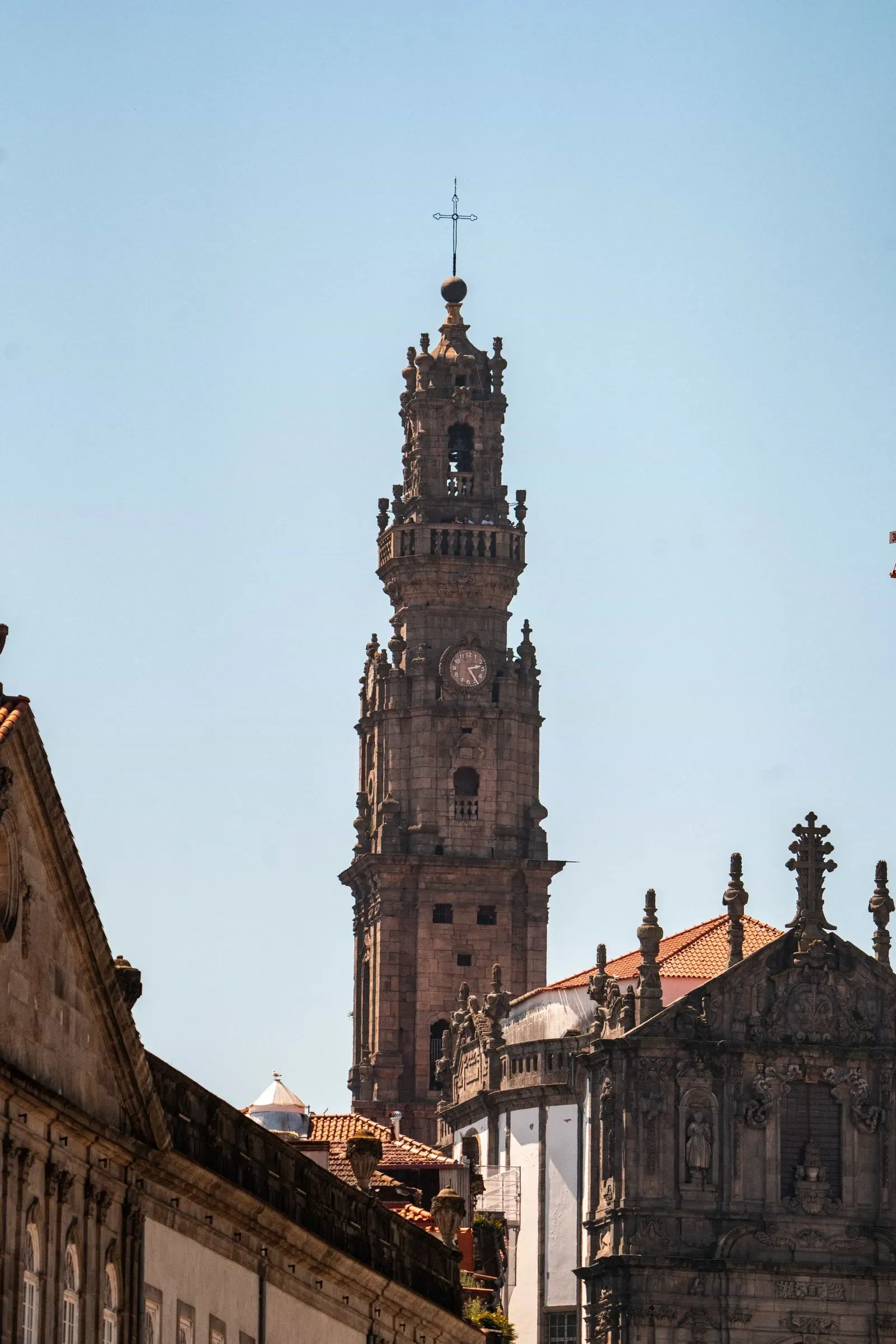 Image of a tower in Porto.