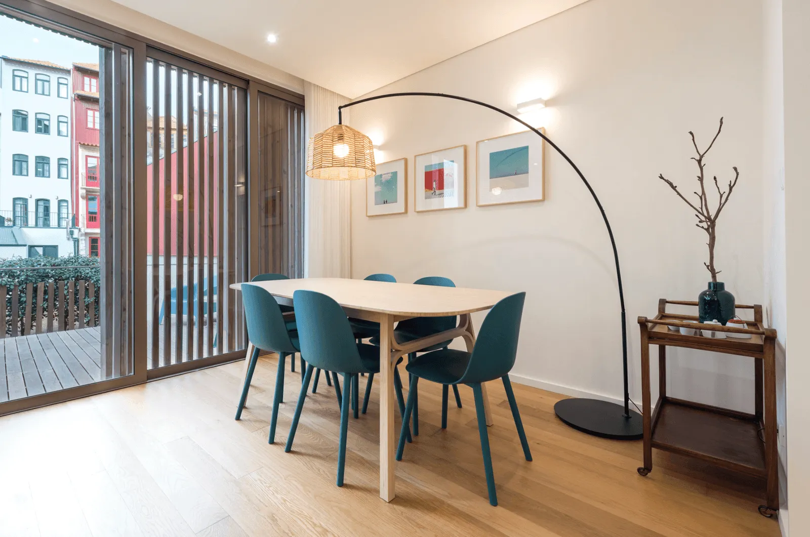 Livingroom with a big table and chairs.