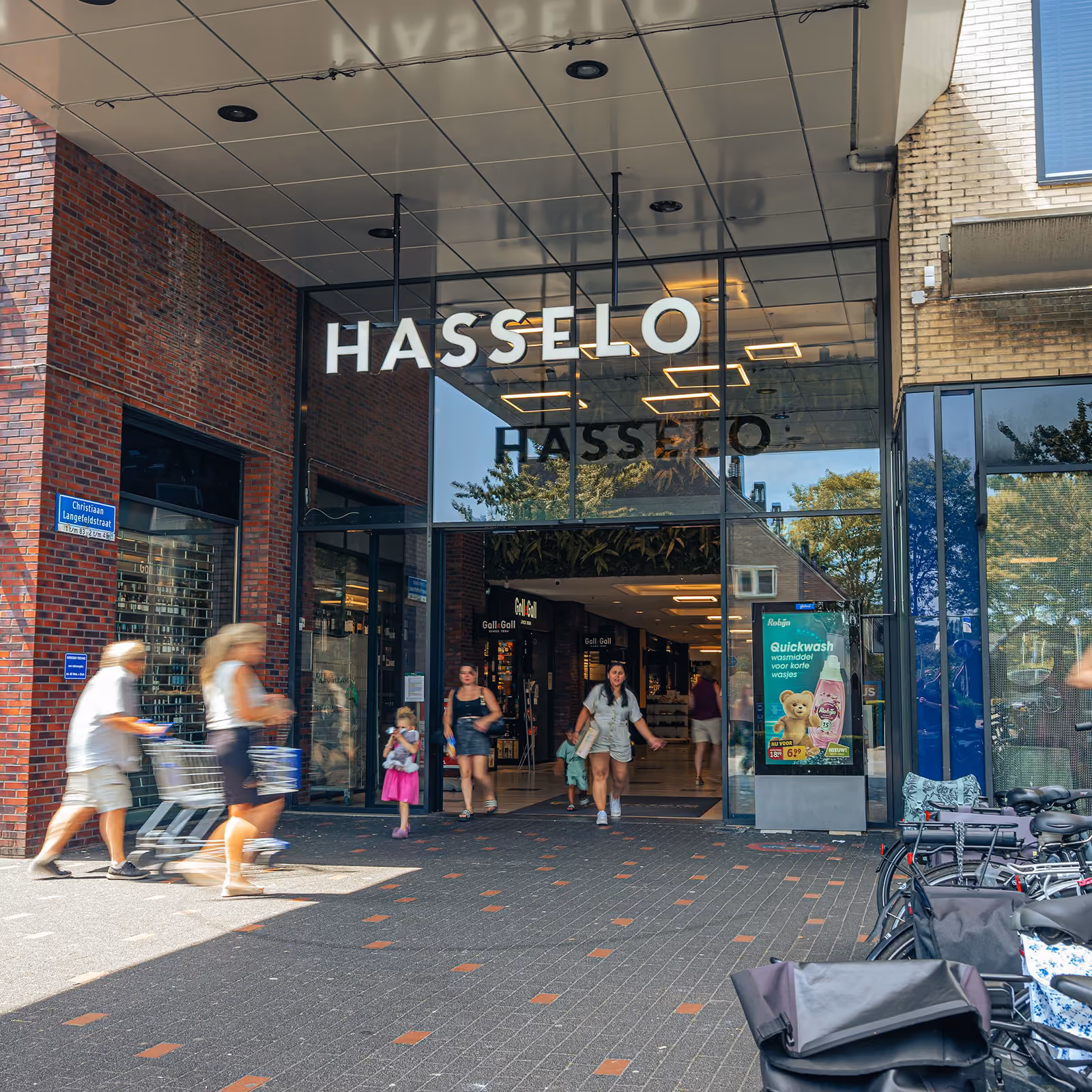 Entree van Winkelcentrum Hasselo in Hengelo met bezoekers die in- en uitlopen