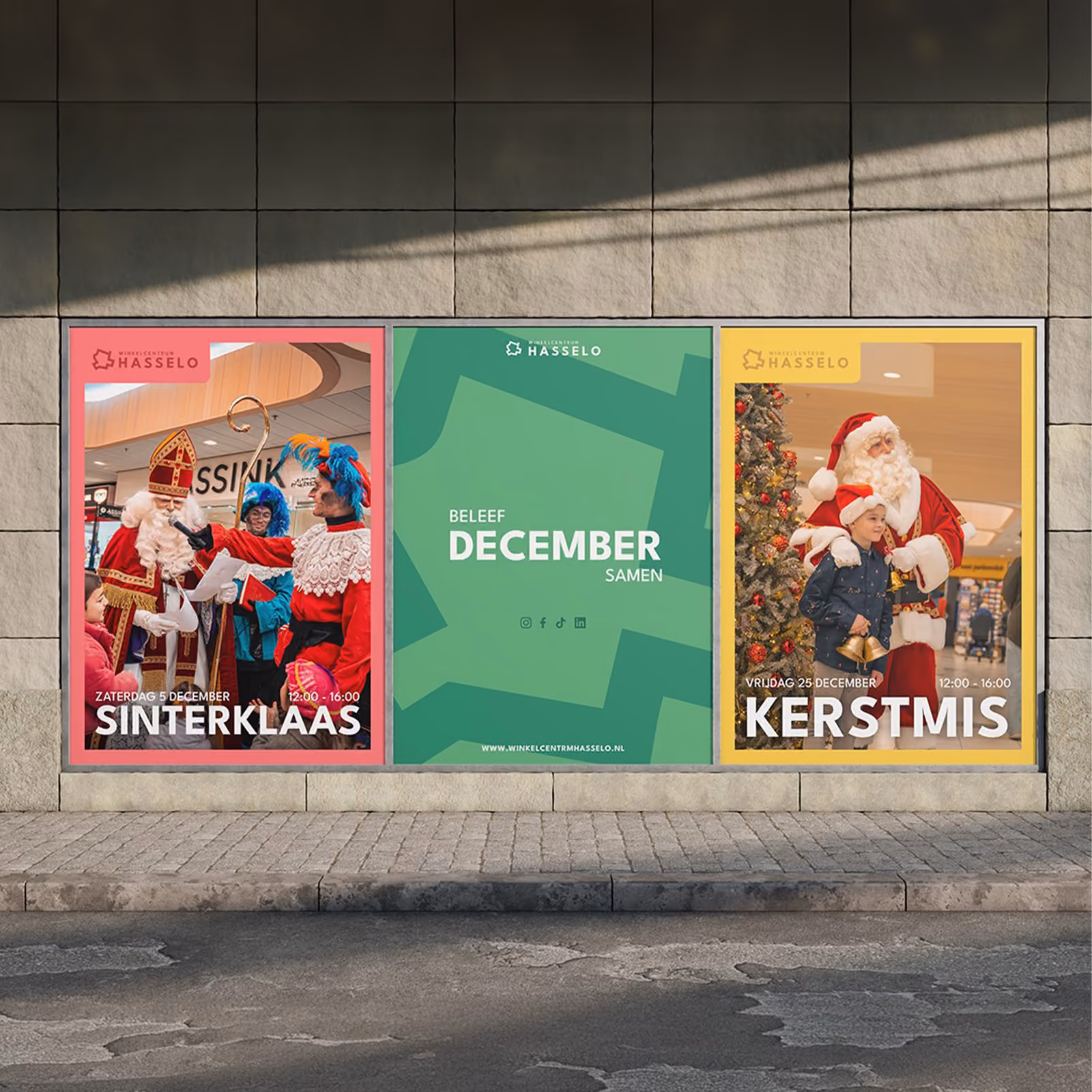 Drie campagneposters van Winkelcentrum Hasselo voor Sinterklaas en Kerstmis, opgehangen in een wandvitrine