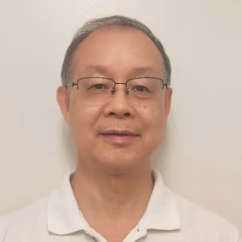 Herr Xiongwu Luo mit über 35 Jahren Erfahrung in Akupunktur und Tuina-Massage. 