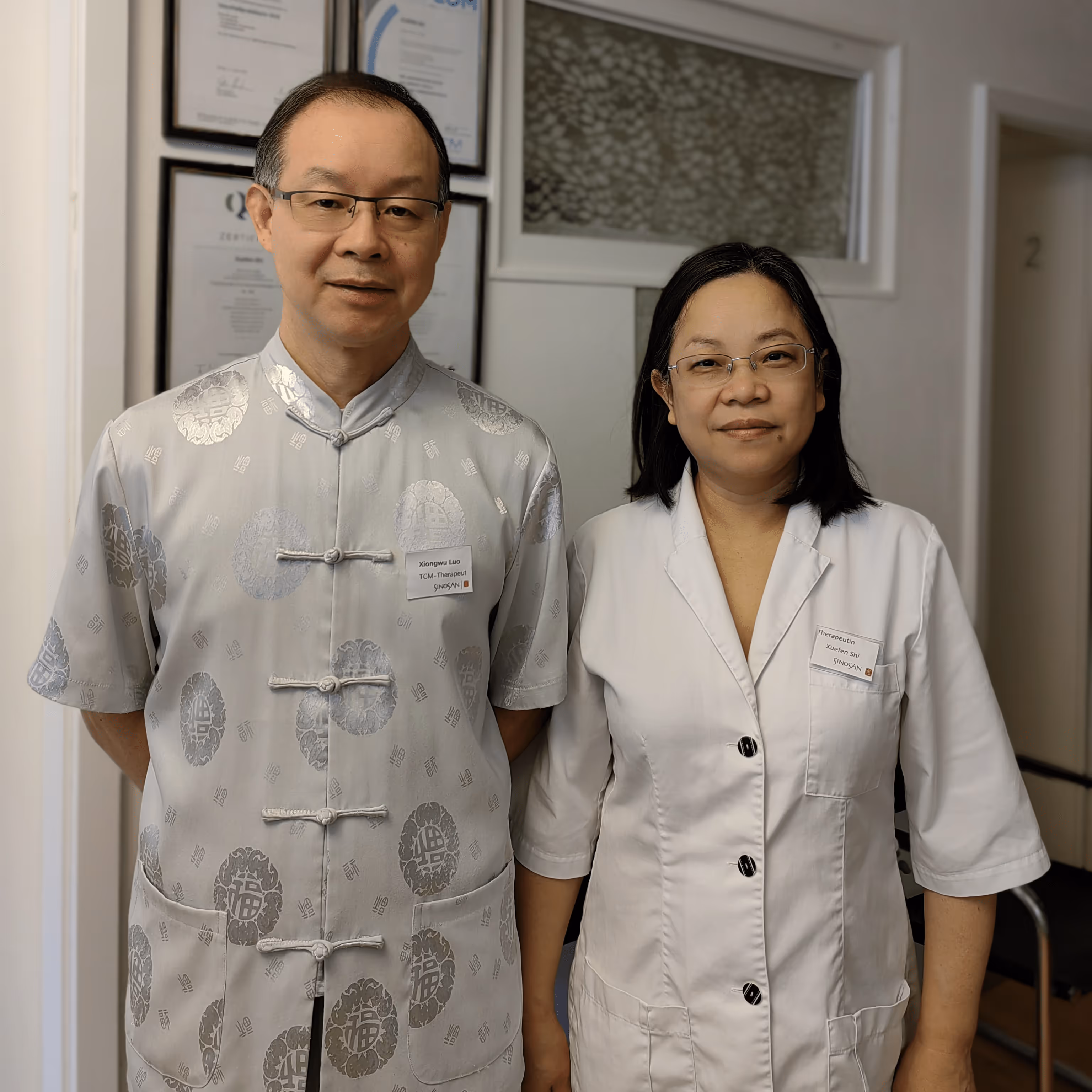Porträt von Frau Xuefen Shi & Herrn Xiongwu Luo, erfahrene TCM-Spezialisten mit über 35 Jahren Erfahrung in Akupunktur, TuiNa und Kräutertherapie in Zürich & Horgen.