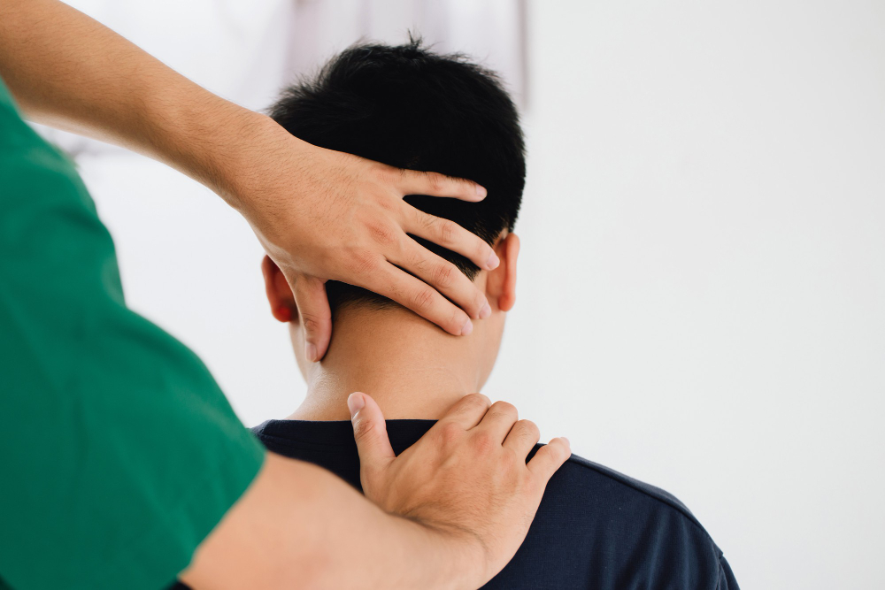 Physical therapist providing one-on-one knee pain treatment to active adult patient at Aura Wellness clinic in Oakton, VA