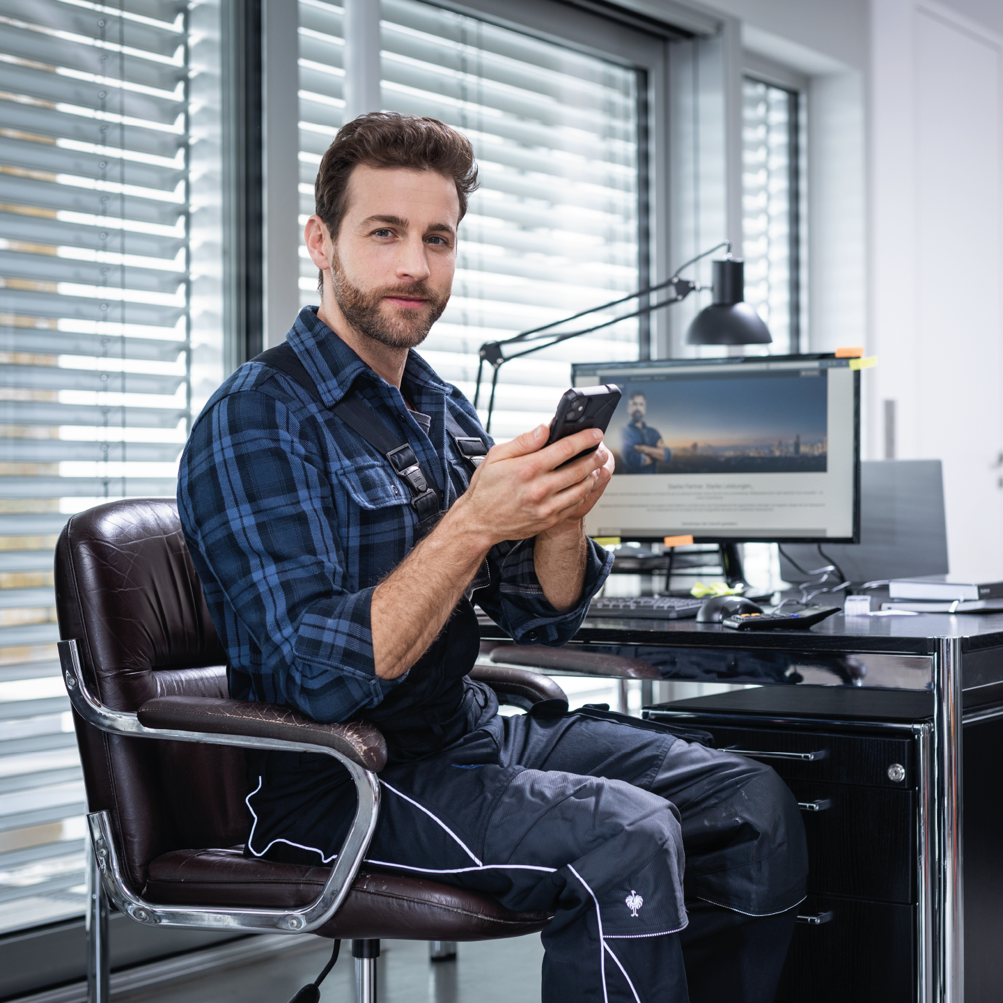 Kundentelefonat im Büro