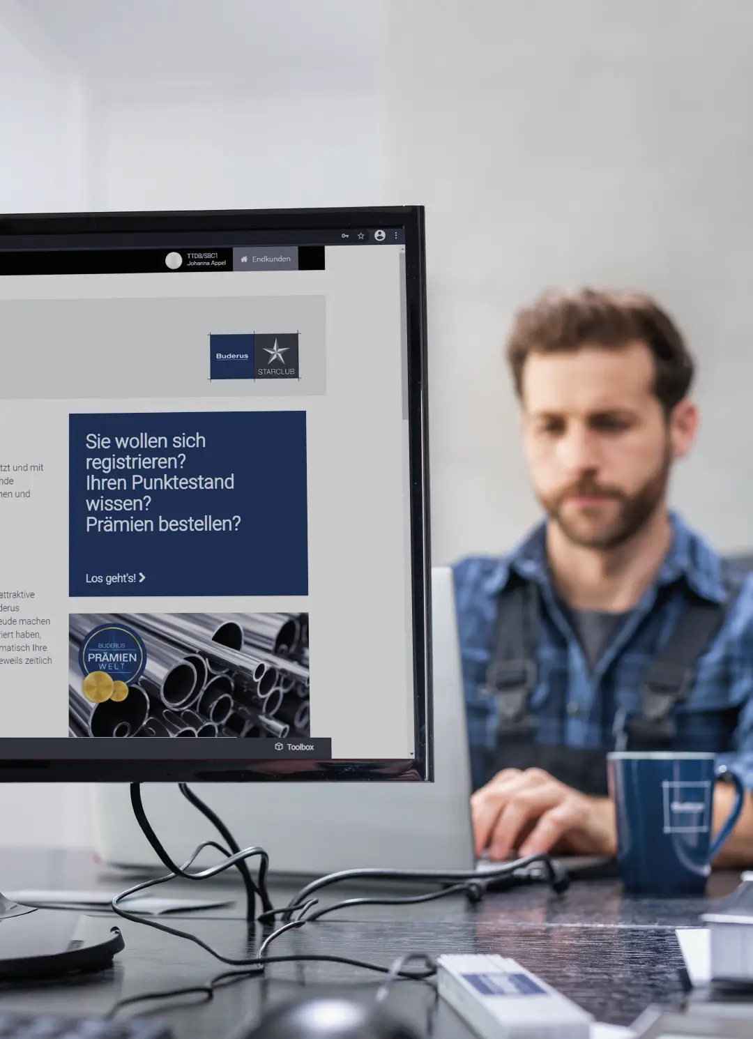 Im Büro am Computer sitzender Mitarbeiter