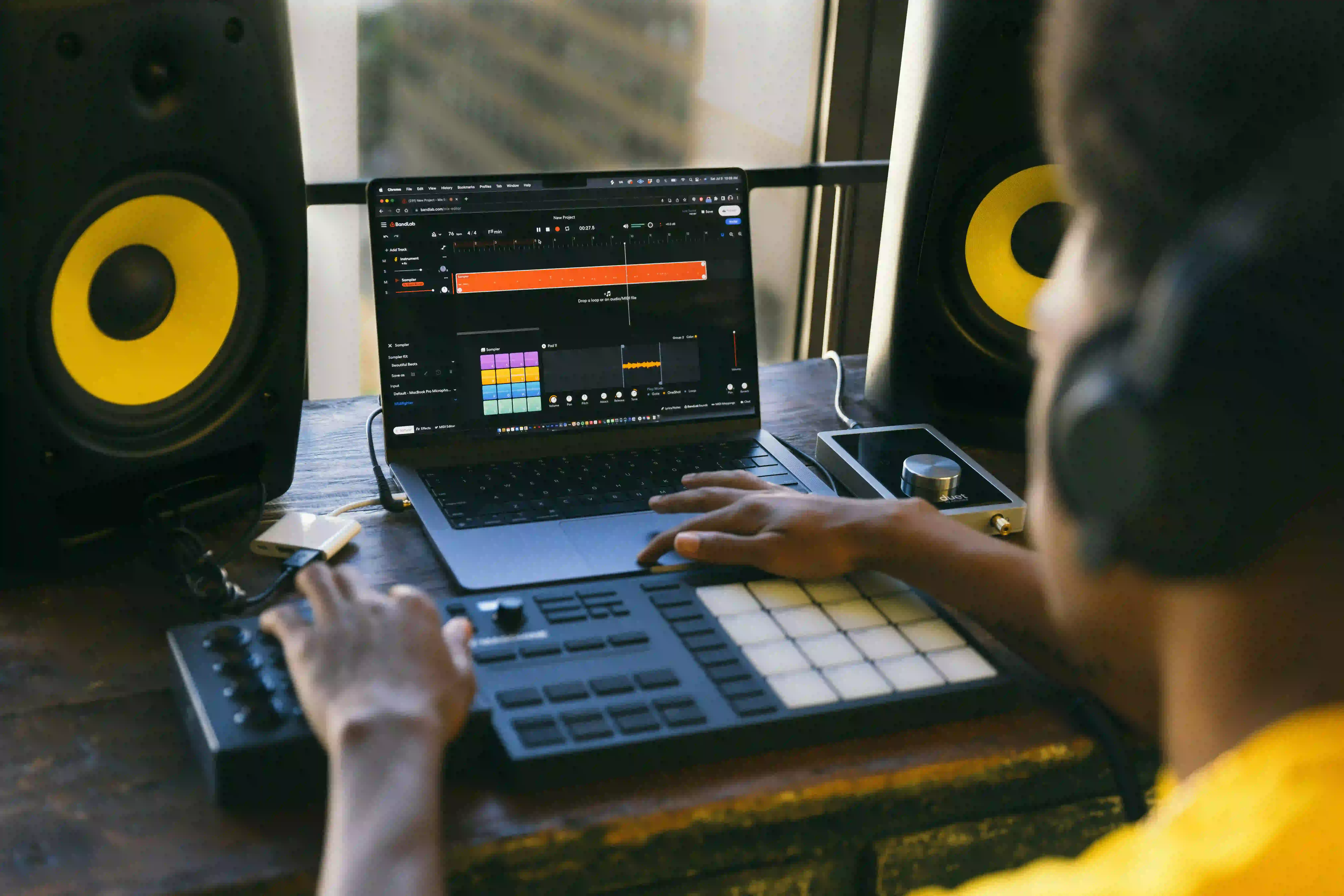 session de production musicale en studio avec ordinateur, mixage et création sonore professionnelle.