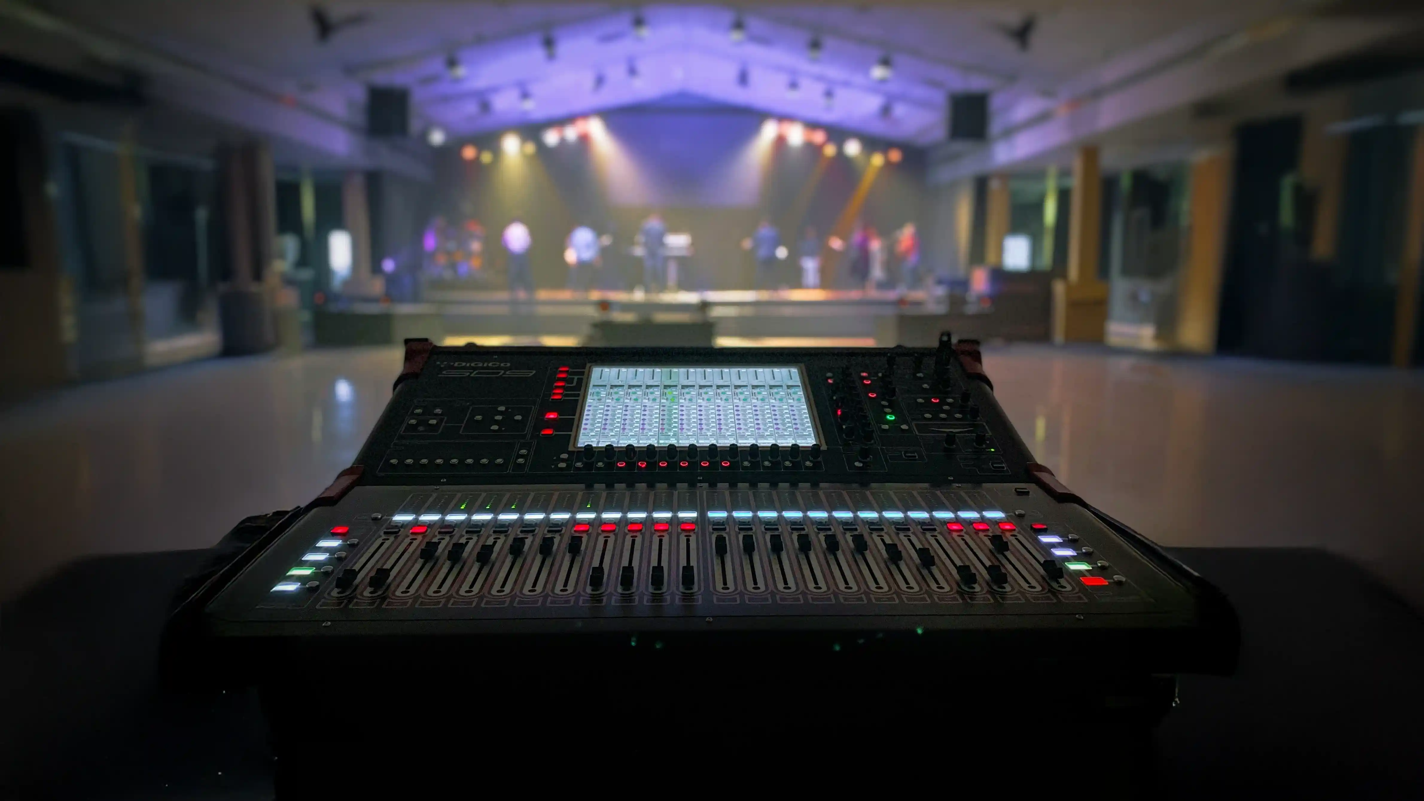 Service de sonorisation professionnelle avec ingénieur du son et matériel audio de qualité.