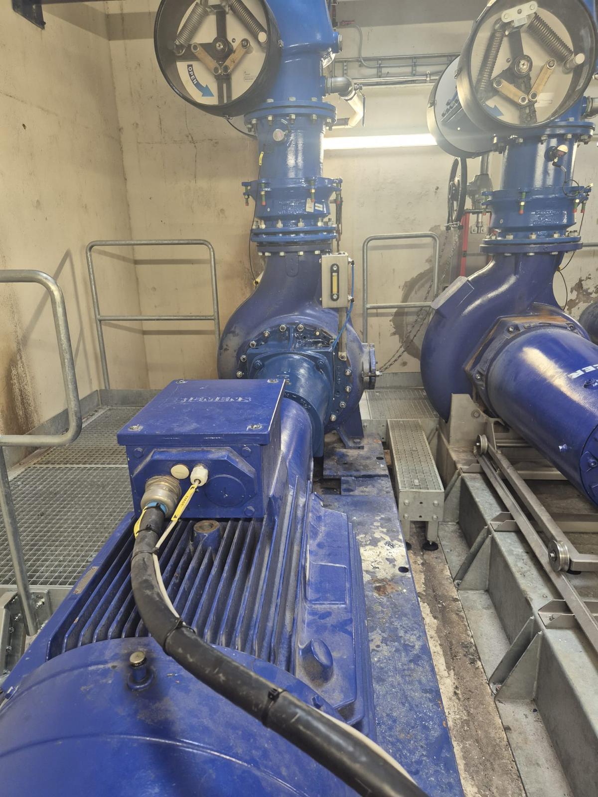 Blauwe gemaalpompen in een pompkelder