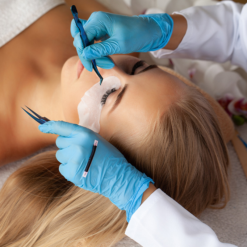 Eine Frau in der Behandlung von den Wimpern