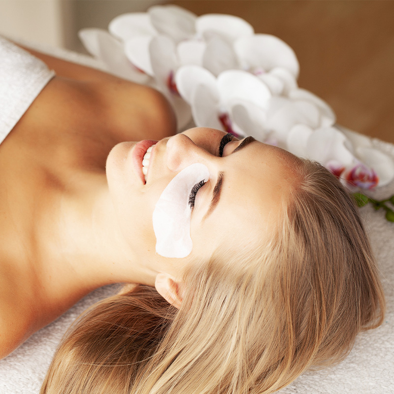 Eine Frau in der Behandlung der Wimpern